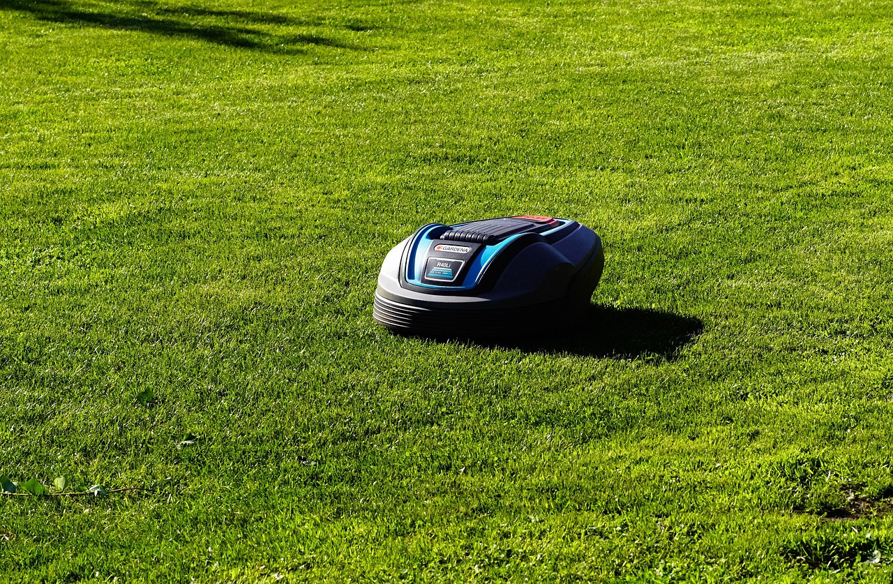 Roboty koszące czy kosiarki spalinowe? Ranking TOP 8 urządzeń do pielęgnacji trawnika